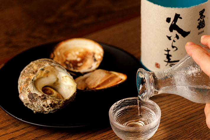 日本酒を注ぐ